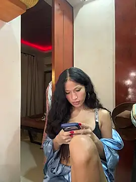 luvvee stripchat live cam model