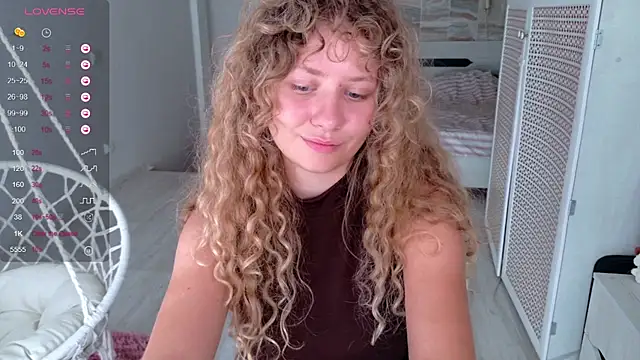 Milounee stripchat live cam model