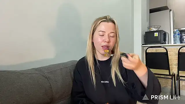 alyrasun stripchat live cam model