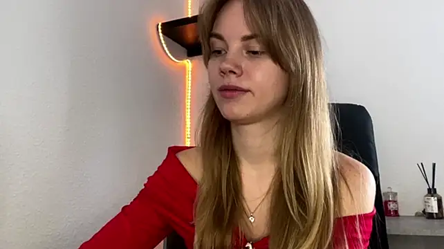SunnyStrike stripchat live cam model