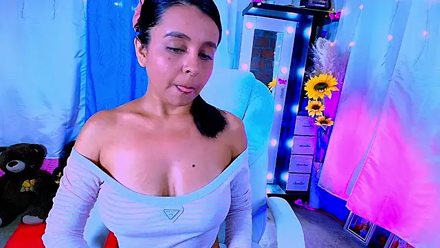 DanielaLati stripchat live cam model
