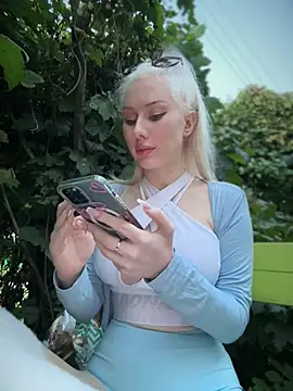 LaraHollywood stripchat live cam model