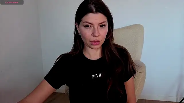 Jullyenn3 stripchat live cam model