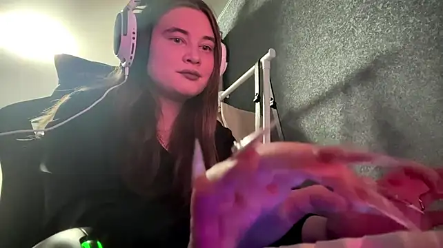 DellaSarratt stripchat live cam model