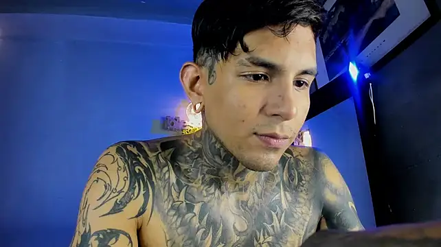 Travisttanner28 stripchat live cam model