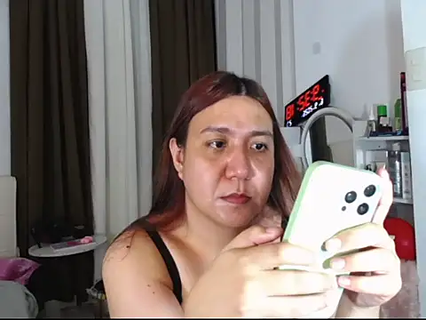 stellahugeX stripchat live cam model