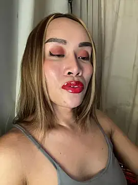 RomanticPearlTS stripchat live cam model