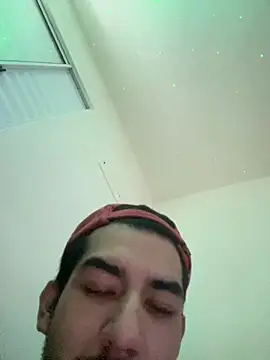 vinihfeh stripchat live cam model