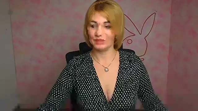 CuttieEmma stripchat live cam model