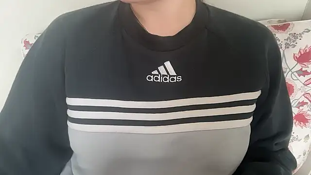 Lucyschickt stripchat live cam model