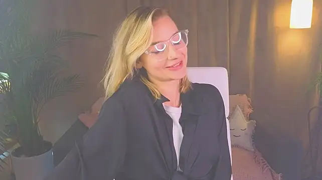 NoraMoreau stripchat live cam model