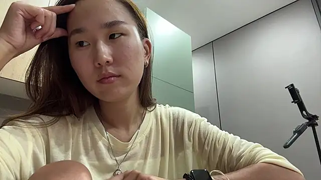 Naomi33 stripchat live cam model