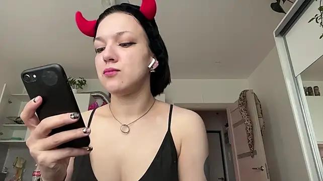 LaineYonker stripchat live cam model