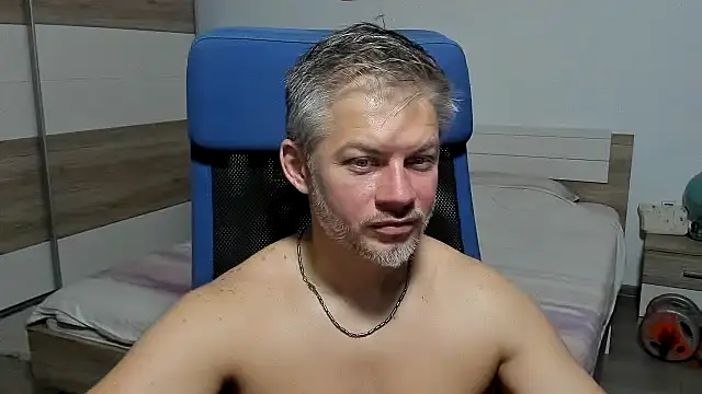 RobbyShawz stripchat live cam model