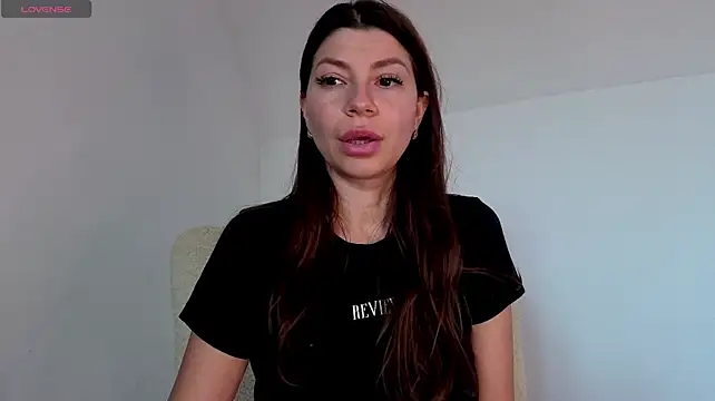 Jullyenn3 stripchat live cam model