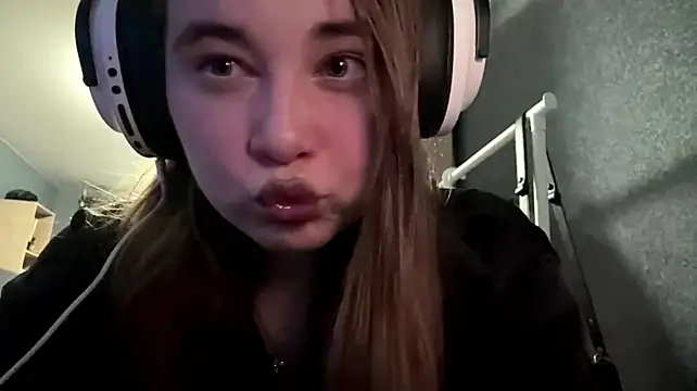 DellaSarratt stripchat live cam model