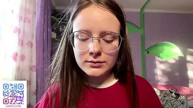 RoseLyyn stripchat live cam model