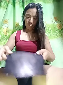 an-orphan stripchat live cam model