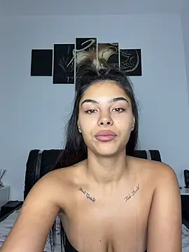 Crissdesire stripchat live cam model