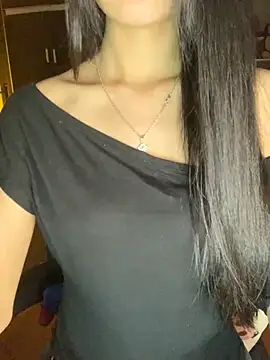 Nhinhi18 stripchat live cam model