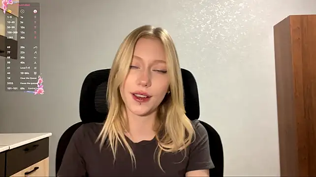 BossedFrog stripchat live cam model