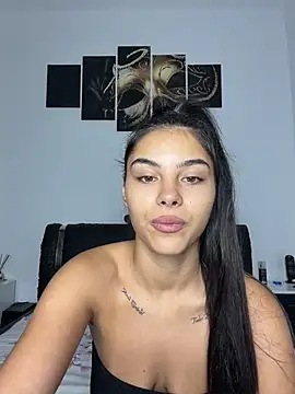 Crissdesire stripchat live cam model