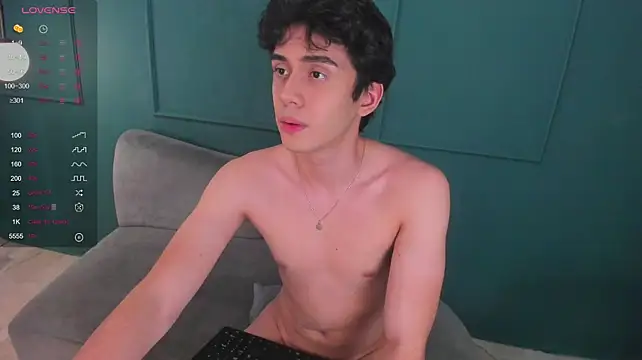Milan_saint stripchat live cam model