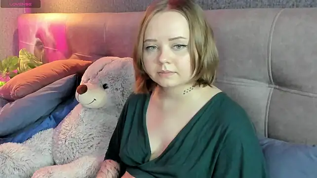 Tara-Linn stripchat live cam model