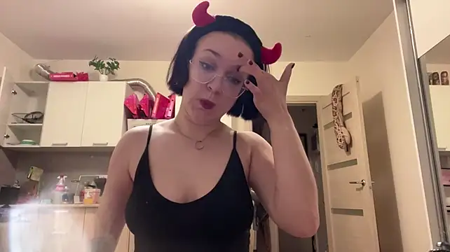 LaineYonker stripchat live cam model