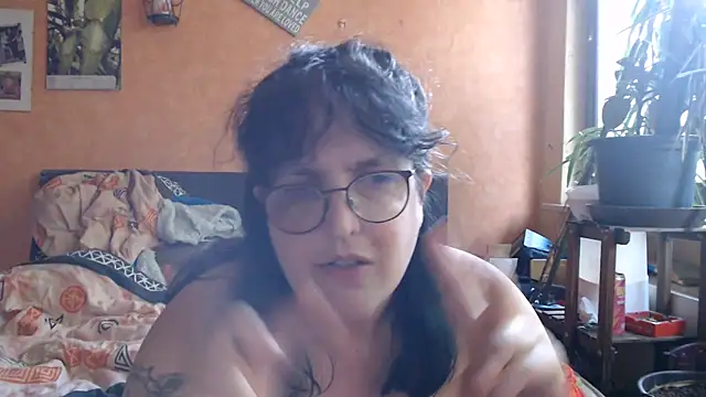 ladyfrombonn stripchat live cam model