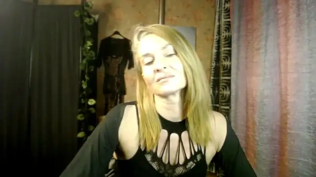 Soniakiss stripchat live cam model