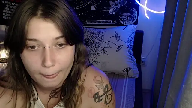 AlienforTwenty stripchat live cam model