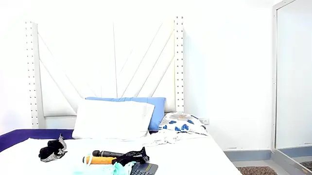 Paulynavera stripchat live cam model