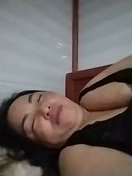 NAAYA8190 stripchat live cam model