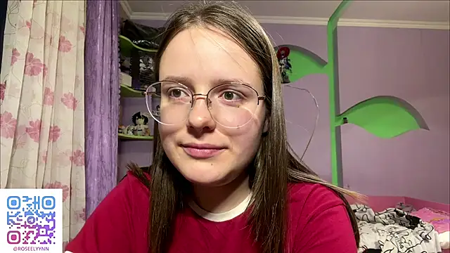 RoseLyyn stripchat live cam model