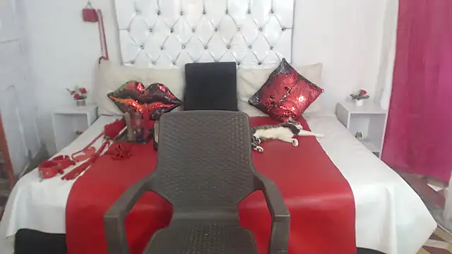 Sweetbigcatt stripchat live cam model