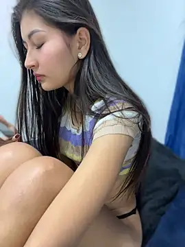 Aylin-fire stripchat live cam model