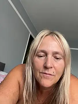 Blondnboujee53 stripchat live cam model