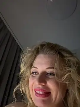 Evellyn stripchat live cam model