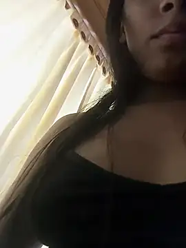 Leilaplus0s stripchat live cam model