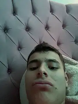 fresdyhot stripchat live cam model