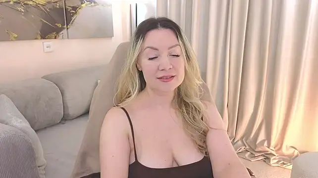 ElleHerry1 stripchat live cam model