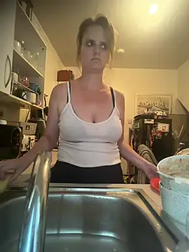 NaughtySaucy stripchat live cam model