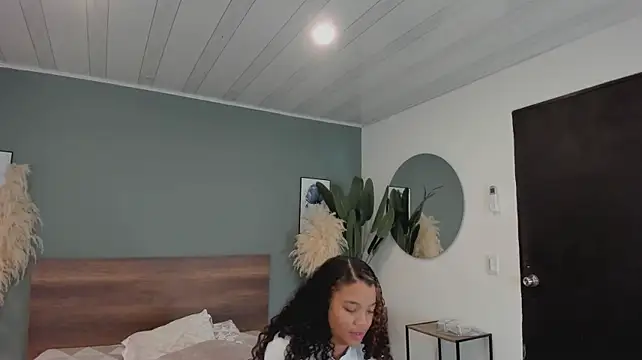 IsabellaReinaa stripchat live cam model