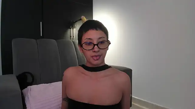 xreeeeviz stripchat live cam model