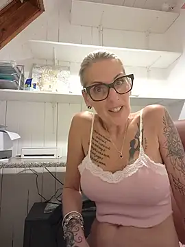 Busty-MorganXX stripchat live cam model