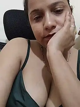 Simran-Kaur143 stripchat live cam model