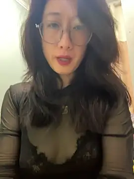 weiwei103 stripchat live cam model