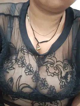 Mahiraa-Khan stripchat live cam model