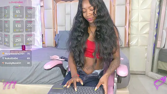 Sarah_Adamss stripchat live cam model